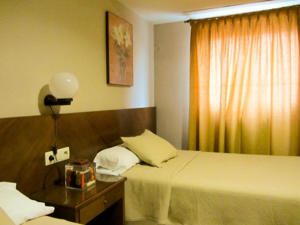 Hotel Avenida Requena Quarto foto