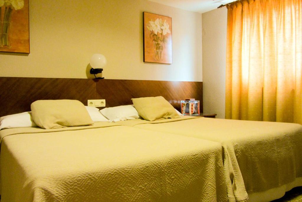 Hotel Avenida Requena Quarto foto