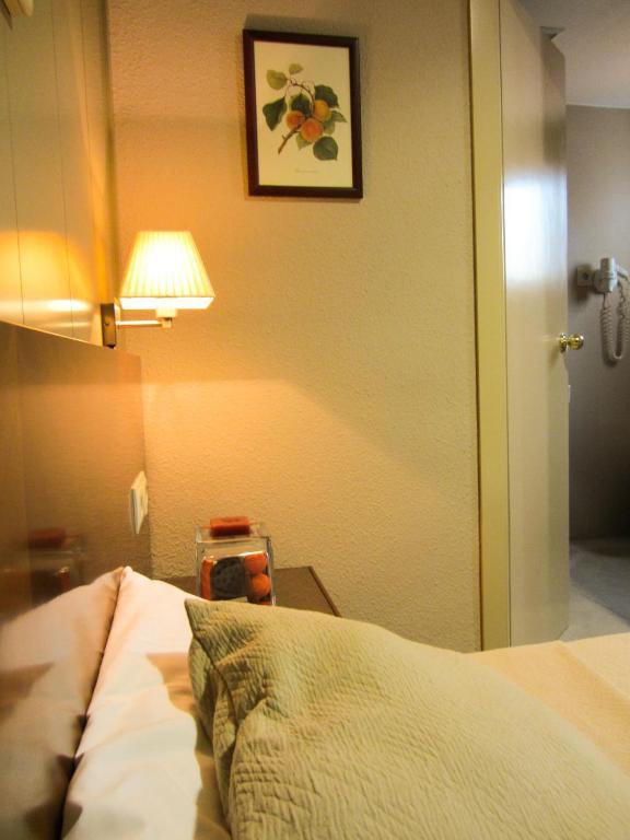 Hotel Avenida Requena Quarto foto