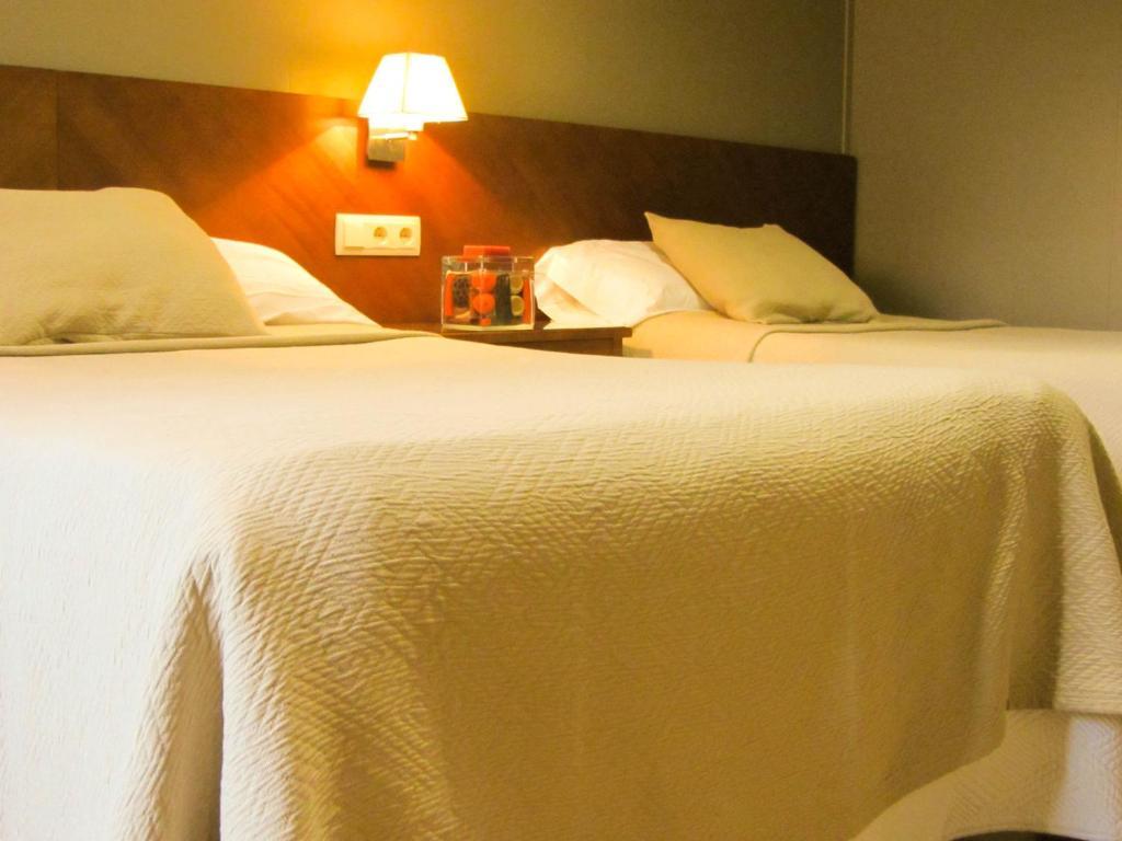 Hotel Avenida Requena Quarto foto